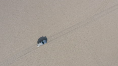 Draufsicht-Auf-Ein-4x4-Landfahrzeug,-Das-An-Einem-Sonnigen-Tag-über-Die-Kubu-Insel-In-Den-Makgadikgadi-Pfannen-In-Bostwana-Fährt