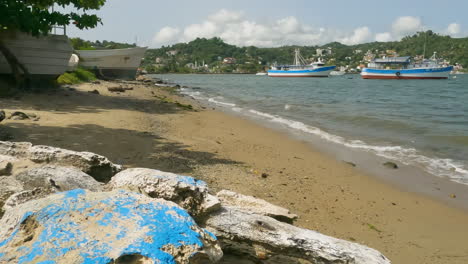 Fischerboote-Vor-Anker-An-Der-Küste-Von-Samana-Küste-In-Der-Dominikanischen-Republik