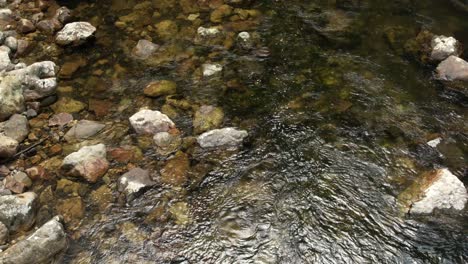 Ruhiger-Wasserstrom-Mit-Felsigem-Flussbett-In-Ruhiger-Neuseeländischer-Natur