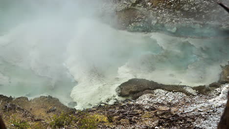 Vista-Superior-Del-Lago-De-Ebullición-Extrema-En-La-Zona-Volcánica-Durante-El-Día---Wai-o-tapu,-Nueva-Zelanda