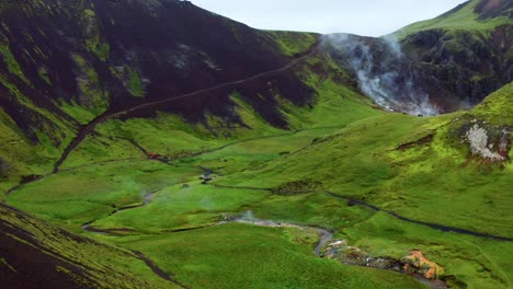 Estrecho-Río-Geotérmico-En-El-Valle-De-Reykjadalur,-Popular-Para-Bañarse-Y-Hacer-Senderismo-En-Islandia