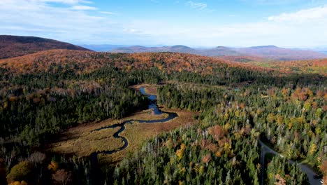 Gewundener-Fluss-Im-Wald-Von-New-England-Im-Herbst