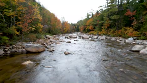 New-England-River-Mit-Felsbrocken-Und-Wechselnden-Blättern