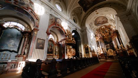 Innenaufnahme-Von-Kirchenbänken-In-Einer-Wunderschönen-Katholischen-Kirche-In-Österreich