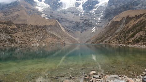 Lago-Humantay-Con-Impresionantes-Paisajes-Montañosos-En-Perú