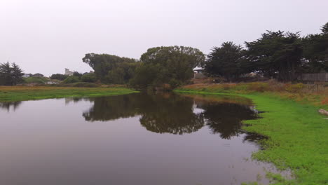 Panoramablick-Mit-Flussdrohne-In-Den-Pajaro-Dünen