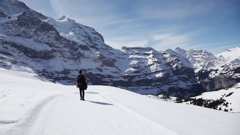 Unterwegs-In-Den-Verschneiten-Schweizer-Alpen-Als-Solo-Backpacker-Reisender