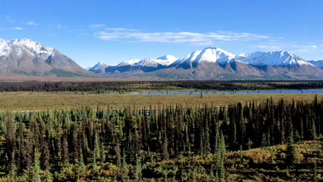 Luftaufnahme-Der-Filmischen-Alaska-landschaftsflüsse,-Schneebedeckten-Berge
