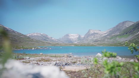 Ruhiges-Blaues-Wasser-Des-Sees-Mit-Wunderschönem-Bergblick-Im-Sommer-In-Norwegen