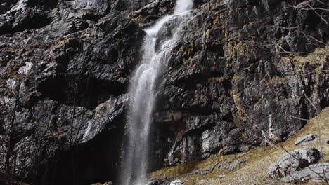 Göttliche-Lauterbrunnen-Staubbach-Wasserfälle-Schweiz