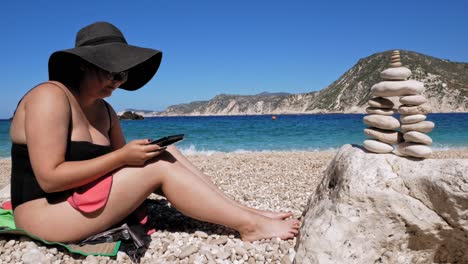 Malerischer-Strand-Von-Agia-Eleni-In-Griechenland-Mit-Frau,-Die-Sich-Am-Ufer-Entspannt---Statische-Aufnahme