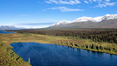 Luftaufnahme-Von-Seen-Im-Inneren-Von-Alaska-Mit-Schneebedeckten-Bergen