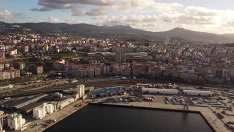 Luftaufnahme-Von-Vigo-Spanien-Binnenland-Küstenberg-Hafen-Kleines-Dorf-Am-Wasser-Landschaft