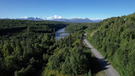 Aerial-River-Und-Straße-In-Alaska-Mit-Denali-Mountain-In-Der-Ferne