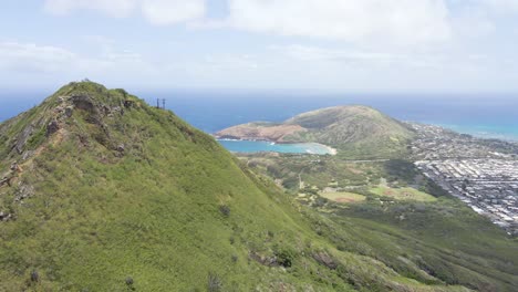 Bergkette-Auf-Einer-Tropischen-Insel-Mit-Meerwasser-Im-Hintergrund-Und-Einer-Halbinsel