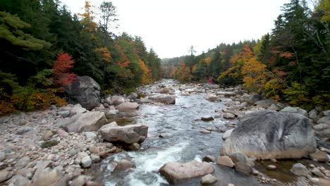 River-filled-with-boulders-in-New-England-with-autumn-trees