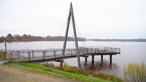 Puente-Vacío-Por-El-Río-Soeste-Con-Cielo-Despejado-En-Friesoythe,-Alemania