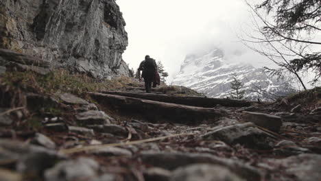 Ausgelaugter-Wanderer,-Der-Bergauf-Klettert,-Schweizer-Alpen