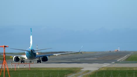 Vista-Trasera-De-Un-Boeing-737-Max-Despegando-De-La-Pista,-Día-Soleado