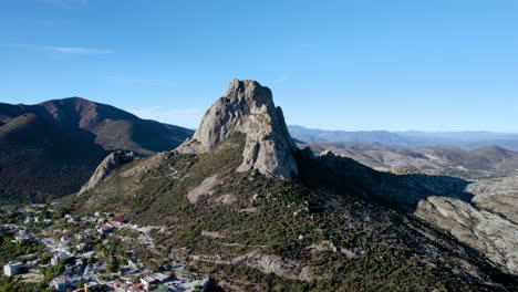 Vista-Giratoria-De-Pena-De-Bernal-En-Querétaro-Desde-Drone