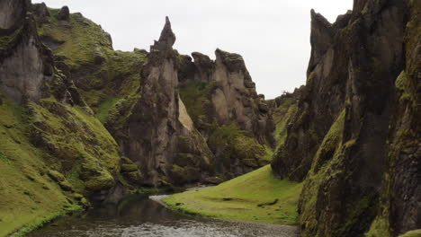 Impresionantes-Vistas-Del-Paisaje-Escarpado-En-El-Cañón-Fjadrargljufur-En-El-Sur-De-Islandia