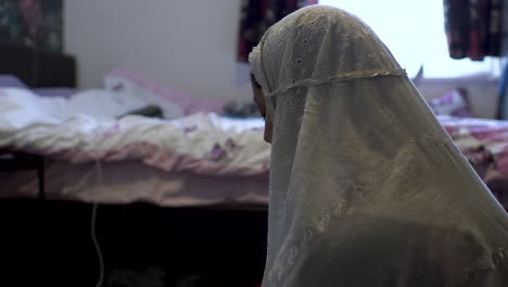 Junge-Muslimische-Frau-Mit-Weißem-Hijab-Betet-Im-Schlafzimmer