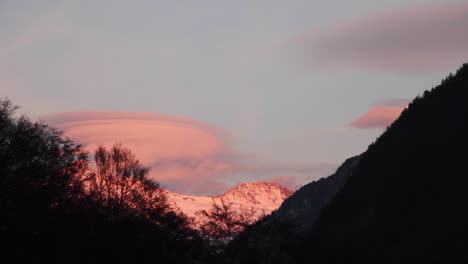 Rosa-Wolken,-Die-Sich-über-Den-Schweizer-Alpen-Bewegen