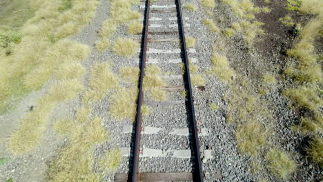 Zentrale-Ansicht-Von-Eisenbahngleisen-Mit-Drohne-In-Der-Mexikanischen-Landschaft