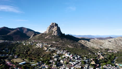 Vista-Del-Pueblo-De-Bernal-Nad-Peña-En-Querétaro