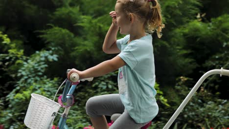 Schönes-Und-Glückliches-Baby,-Das-Im-Sommer-Fahrrad-Fährt