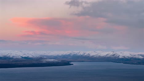 Ein-Sonnenuntergang-Voller-Farbe-Und-Bewegung-Vom-Nahuel-Huapi-See-Und-Seinem-Schneebedeckten-Berghorizont-In-Bariloche,-Argentinien
