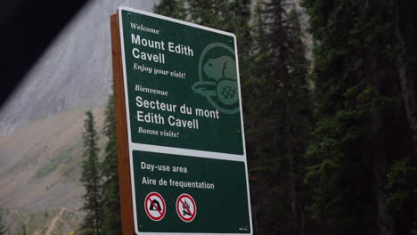 Señal-De-Tráfico-Del-Monte-Edith-Cavell,-Parque-Nacional-Jasper,-Alberta,-Canadá