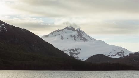 Zeitraffer-Eines-Goldenen-Sonnenuntergangs-Mit-Wolken-Und-Wind-Vom-Tronador-gletscher-Im-Ilón-see,-Patagonien,-Argentinien