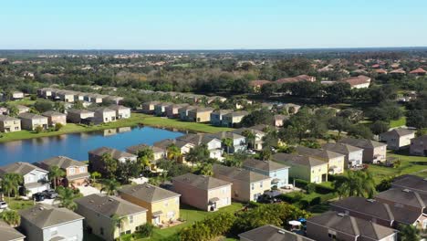 Modernes-Anwesen-Von-Einfamilienhäusern-In-Einem-Vorort-Von-Sarasota,-Florida
