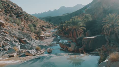 Antena-A-Través-De-Desert-Ravine-Creek-En-Baluchistán