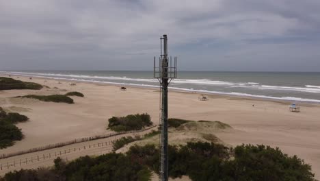 Antena-En-órbita-Alrededor-De-La-Antena-En-La-Playa-Desierta,-Mar-De-Las-Pampas-En-Argentina