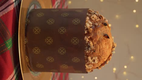 Traditioneller-Weihnachtlicher-Italienischer-Panettone,-Süßes-Festliches-Brot.-Vertikal
