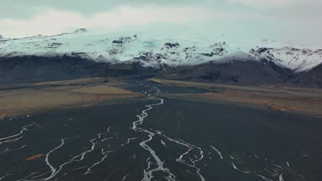 Cresta-Glaciar-De-La-Montaña-Haalda-Con-Río-Trenzado-En-Primer-Plano-En-Islandia