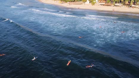 Surfer,-Die-In-Sayulita-Auf-Wellen-Warten;-Mexiko