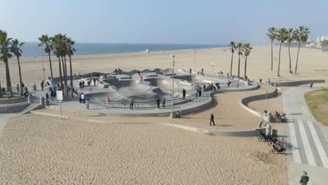Luftbild-Von-Menschen-In-Einem-Skatepark-In-Venice-Beach-Kalifornien-Schöne-Landschaft-Mit-Palmen