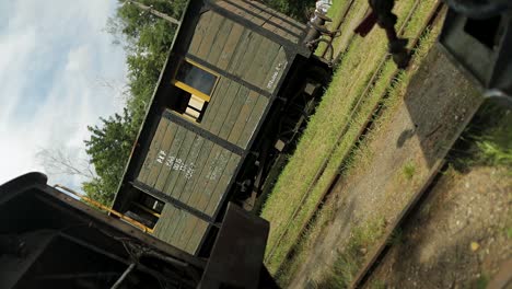 Drehkardanische-Aufnahme-Eines-Alten-Eisenbahnwaggons