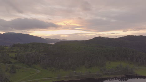 Luftaufnahme,-Die-Bei-Sonnenuntergang-über-Eine-Wunderschöne-Landschaft-In-Norwegen-Fliegt