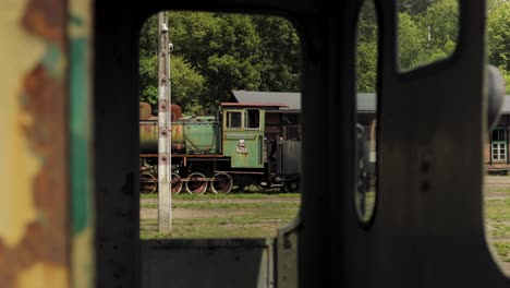 Viejas-Locomotoras-Oxidadas-En-La-Estación-De-Tren-Vintage