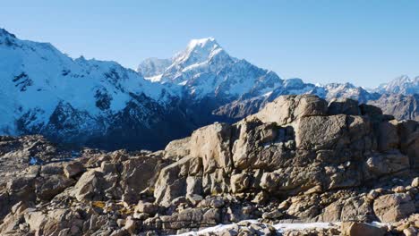 Panorama-shot-of-massive-mountains-covered-with-snow-during-sunlight-at-Mueller-Hut-Route