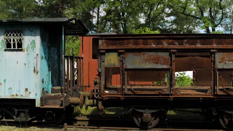 Viejos-Vagones-Oxidados-En-La-Estación-De-Tren-Vintage