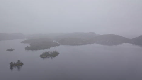 Drohnenschuss,-Der-Durch-Dichten-Nebel-In-Der-Landschaft-Von-Norwegen-Fliegt
