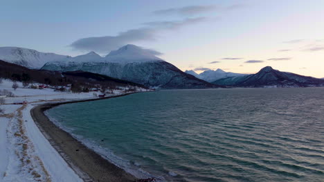 Landschaftsaufnahme-Von-Schneebedeckten-Bergen-Und-Dem-Meer-An-Der-Küste-Von-Norwegen