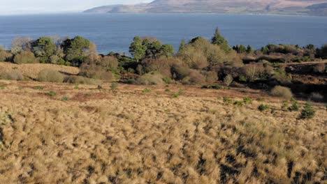 Schöne-Luftaufnahme,-Die-Sich-Nach-Oben-Neigt-Und-Die-Insel-Arran-In-Schottland-Enthüllt