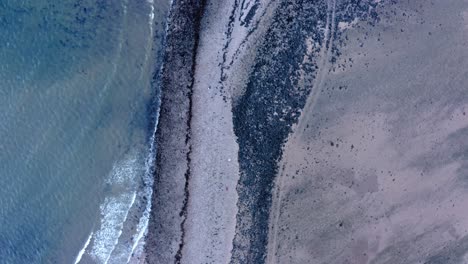 Luftbild-Von-Oben-Nach-Unten-Auf-Die-Küste-Der-Insel-Davaar,-Kintyre,-Schottland,-Steigend