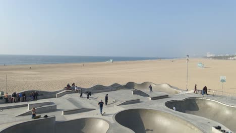 Luftaufnahme-Von-Menschen,-Die-Am-Weißen-Sand-Von-Venice-Beach,-Kalifornien,-Schlittschuh-Laufen